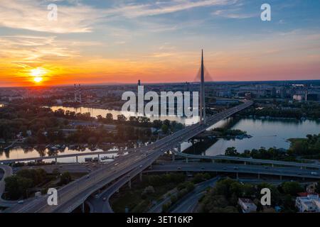 Luftaufnahme der Ada-Brücke über die Save in Belgrad, Serbien, bei Sonnenuntergang. Die Kabelbrücke ist eine der wichtigsten Bauwerke der Stadt Stockfoto