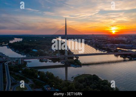 Luftaufnahme der Ada-Brücke über die Save in Belgrad, Serbien, bei Sonnenuntergang. Die Kabelbrücke ist eine der wichtigsten Bauwerke der Stadt Stockfoto