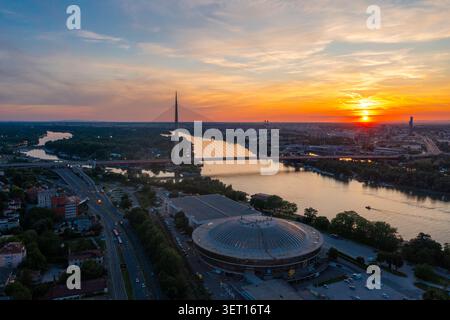 Luftaufnahme der Ada-Brücke über die Save in Belgrad, Serbien, bei Sonnenuntergang. Die Kabelbrücke ist eine der wichtigsten Bauwerke der Stadt Stockfoto