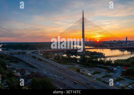 Luftaufnahme der Ada-Brücke über die Save in Belgrad, Serbien, bei Sonnenuntergang. Die Kabelbrücke ist eine der wichtigsten Bauwerke der Stadt Stockfoto