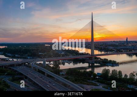 Luftaufnahme der Ada-Brücke über die Save in Belgrad, Serbien, bei Sonnenuntergang. Die Kabelbrücke ist eine der wichtigsten Bauwerke der Stadt Stockfoto