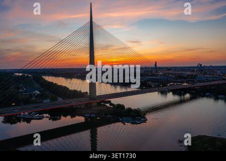 Luftaufnahme der Ada-Brücke über die Save in Belgrad, Serbien, bei Sonnenuntergang. Die Kabelbrücke ist eine der wichtigsten Bauwerke der Stadt Stockfoto