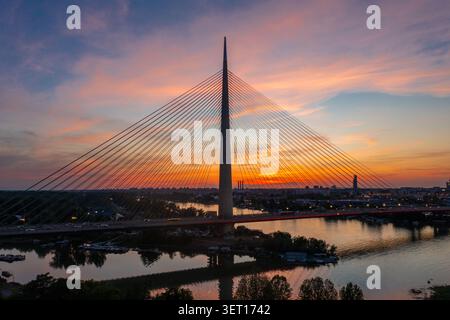 Luftaufnahme der Ada-Brücke über die Save in Belgrad, Serbien, bei Sonnenuntergang. Die Kabelbrücke ist eine der wichtigsten Bauwerke der Stadt Stockfoto
