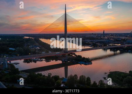 Luftaufnahme der Ada-Brücke über die Save in Belgrad, Serbien, bei Sonnenuntergang. Die Kabelbrücke ist eine der wichtigsten Bauwerke der Stadt Stockfoto