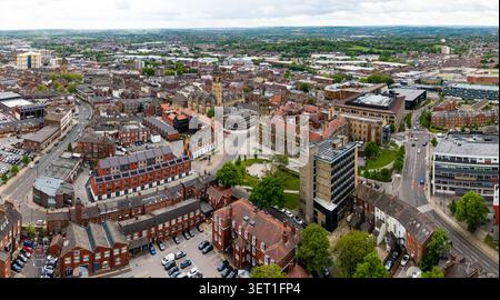 Blick aus der Vogelperspektive auf die Skyline von Wakefield mit den historischen Gebäuden des Rathauses neben modernen Gebäuden wie dem Wakefield College Stockfoto
