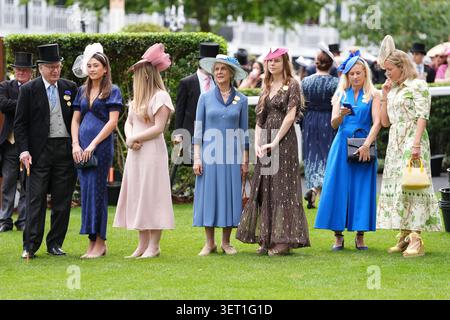 Die Duchess of Gloucester (Mitte), der Duke of Gloucester (links), Senna Lewis (2. Links) und Lady Davina Windsor (2. Rechts) im Ring vor der Parade am fünften Tag von Royal Ascot auf der Ascot Racecourse, Berkshire. Bilddatum: Samstag, 20. Juni 2026. Stockfoto