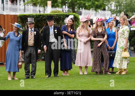 Die Duchess of Gloucester (links), der Duke of Gloucester (3. Links), Senna Lewis (Mitte) und Lady Davina Windsor (2. Rechts) im Ring vor der Parade am fünften Tag von Royal Ascot auf der Ascot Racecourse, Berkshire. Bilddatum: Samstag, 20. Juni 2026. Stockfoto