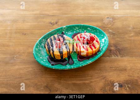 Koreanisches Dessert ähnlich der Form eines Donuts, mit Sirup und Beeren Stockfoto