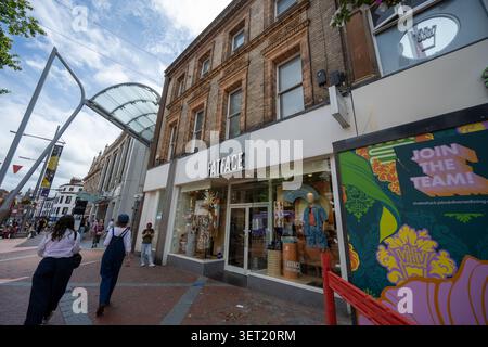 Die Außenfassade eines FatFace Bekleidungsgeschäfts an der Fußgängerzone Broad Street im Stadtzentrum von Reading, Berkshire, Großbritannien. Stockfoto
