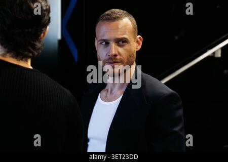 MAILAND, ITALIEN - 20. JUNI 2026: Kerem Bürsin verlässt die Dolce&Gabbana Herren Frühjahr/Sommer 2027 Kollektion Runway Show während der Mailand Fashion Week Herrenmode in Mailand, Italien. ©Foto: Cinzia Camela. Quelle: Cinzia Camela/Alamy Live News Stockfoto
