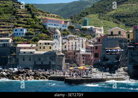 Blick vom Meer von Vernazza, einem der Cinque Terre-Dörfer, Provinz La Spezia, Ligurien, Nordwestitalien Stockfoto