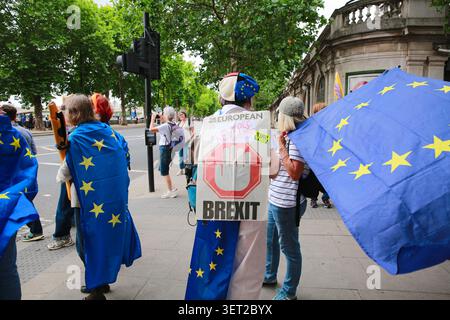 London, Großbritannien. 20. Juni 2026. Demonstranten nehmen an dem National Recomin March durch das Zentrum Londons teil, der den 10. Jahrestag des Brexit-Referendums begeht und das Vereinigte Königreich dazu aufruft, der Europäischen Union wieder beizutreten. Der marsch führt von der U-Bahnstation Temple zum Parliament Square, wo eine Kundgebung stattfindet. Quelle: Waldemar Sikora / Alamy Live News Stockfoto