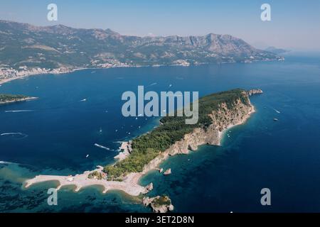 Luftaufnahme der Insel Sveti Nikola und der Budva-Küste in Montenegro Stockfoto