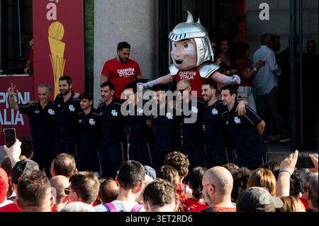 IPA85890024 – Olimpia Milano Staff während der EA7 Emporio Armani Milano – Championship Victory Celebration, einem italienischen Basketball Serie A Spiel in Mailand, Italien, 20. Juni 2026 Stockfoto