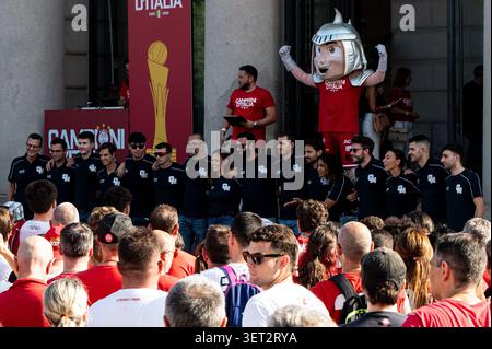 IPA85890035 - Olimpia Milano Staff während der EA7 Emporio Armani Milano - Championship Victory Celebration, einem italienischen Basketball Serie A Spiel in Mailand, Italien, 20. Juni 2026 Stockfoto