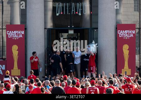 IPA85890034 - Olimpia Milano Staff während der EA7 Emporio Armani Milano - Championship Victory Celebration, einem italienischen Basketball Serie A Spiel in Mailand, Italien, 20. Juni 2026 Stockfoto