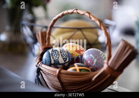Traditionelle ukrainische Ostereier Pysanky in einem Korbkorb Nahaufnahme Stockfoto