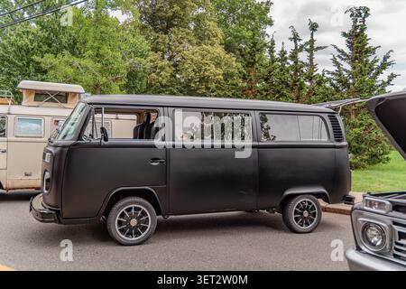 Andover, Massachusetts, USA-14. Juli 2024: Klassischer schwarzer VW-Minibus oder Van, auch bekannt als Kombi auf der Antiquitätenausstellung. Stockfoto