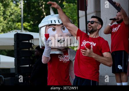 IPA85890411 - Olimpia Milanos Maskottchen und Giampaolo Ricci (Olimpia Milano) während der EA7 Emporio Armani Milano - Championship Victory Celebration, einem Spiel der italienischen Basketball Serie A am 20. Juni 2026 in Mailand Stockfoto