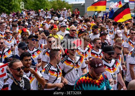 Deutschland-Fans laufen vor dem Spiel der Weltmeisterschaft 2026 durch Toronto. Toronto, Kanada - 20. Juni 2026. Stockfoto
