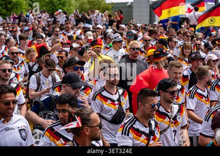 Deutschland-Fans laufen vor dem Spiel der Weltmeisterschaft 2026 durch Toronto. Toronto, Kanada - 20. Juni 2026. Stockfoto