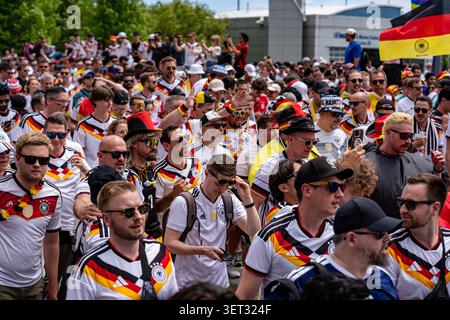 Deutschland-Fans laufen vor dem Spiel der Weltmeisterschaft 2026 durch Toronto. Toronto, Kanada - 20. Juni 2026. Stockfoto