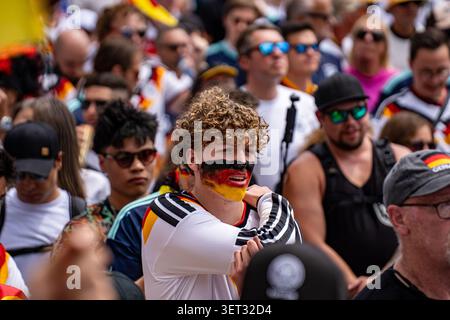 Deutschland-Fans laufen vor dem Spiel der Weltmeisterschaft 2026 durch Toronto. Toronto, Kanada - 20. Juni 2026. Stockfoto