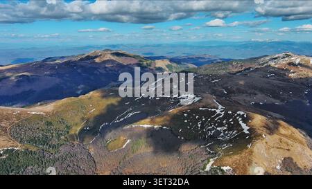 Schneebedeckte Berge unter blauem Himmel im Frühling Stockfoto