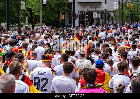 Deutschland-Fans laufen vor dem Spiel der Weltmeisterschaft 2026 durch Toronto. Toronto, Kanada - 20. Juni 2026. Stockfoto