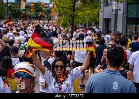 Deutschland Fan hält Schal während der Toronto World Cup 2026 Fan Walk. Toronto, Kanada - 20. Juni 2026. Stockfoto