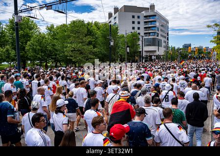 Eine riesige Menge von Fans aus Deutschland während des Fanwanderns der Toronto World Cup 2026. Toronto, Kanada - 20. Juni 2026. Stockfoto
