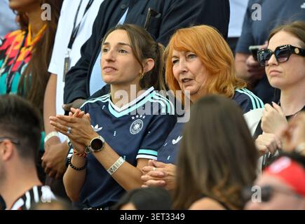 Von links: Lena Wurzenberger (Freundin von Nationaltrainer Julian Nagelsmann, Deutschland), Burg 'Burgi' Nagelsmann (Mutter von Julian Nagelsmann) Toronto, 20.06.2026, Fußball, FIFA Fussball-Weltmeisterschaft 2026 in den USA, Mexiko und Kanada, Gruppenphase, Deutschland - Elfenbeinküste Stockfoto