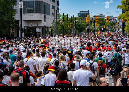 Eine riesige Menge von Fans aus Deutschland während des Fanwanderns der Toronto World Cup 2026. Toronto, Kanada - 20. Juni 2026. Stockfoto