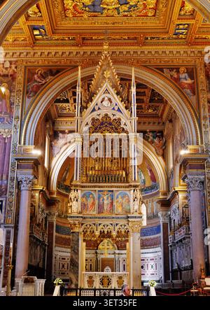 Gotisches Ciborium der Basilika Papale di San Giovanni in Laterano/Kathedrale St. Johannes/Lateran Basilca, Rom, Latium, Italien, April 2024 Stockfoto