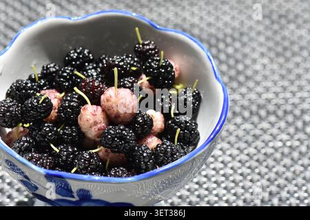 Schwarze, weiße und rosafarbene Maulbeeren aus nächster Nähe Stockfoto