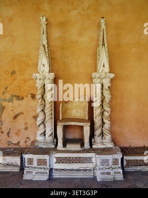 Kreuzgang der Basilika Papale di San Giovanni in Laterano/Kathedrale St. Johannes/Lateran Basilca, Rom, Latium, Italien, April 2024 Stockfoto