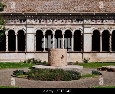 Kreuzgang der Basilika Papale di San Giovanni in Laterano/Kathedrale St. Johannes/Lateran Basilca, Rom, Latium, Italien, April 2024 Stockfoto