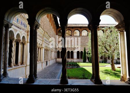 Kreuzgang der Basilika Papale di San Giovanni in Laterano/Kathedrale St. Johannes/Lateran Basilca, Rom, Latium, Italien, April 2024 Stockfoto