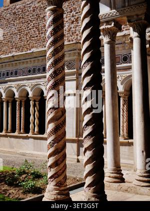 Kreuzgang der Basilika Papale di San Giovanni in Laterano/Kathedrale St. Johannes/Lateran Basilca, Rom, Latium, Italien, April 2024 Stockfoto