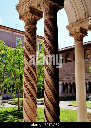 Kreuzgang der Basilika Papale di San Giovanni in Laterano/Kathedrale St. Johannes/Lateran Basilca, Rom, Latium, Italien, April 2024 Stockfoto