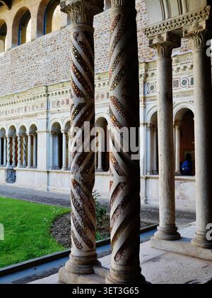 Kreuzgang der Basilika Papale di San Giovanni in Laterano/Kathedrale St. Johannes/Lateran Basilca, Rom, Latium, Italien, April 2024 Stockfoto