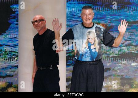 MAILAND, ITALIEN - 20. JUNI 2026: Domenico Dolce und Stefano Gabbana begrüßen das Publikum am Ende der Dolce&Gabbana Herren Frühjahr/Sommer 2027 Modenschau während der Mailand Fashion Week Herrenmode am 20. Juni 2026 in Mailand. ©Foto: Cinzia Camela. Quelle: Cinzia Camela/Alamy Live News Stockfoto