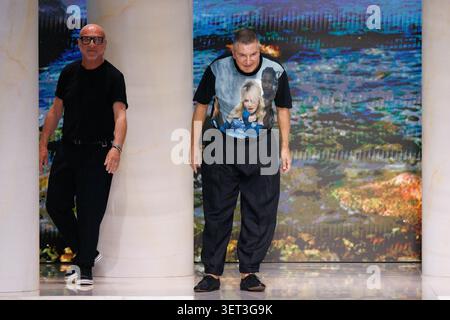 MAILAND, ITALIEN - 20. JUNI 2026: Domenico Dolce und Stefano Gabbana begrüßen das Publikum am Ende der Dolce&Gabbana Herren Frühjahr/Sommer 2027 Modenschau während der Mailand Fashion Week Herrenmode am 20. Juni 2026 in Mailand. ©Foto: Cinzia Camela. Quelle: Cinzia Camela/Alamy Live News Stockfoto