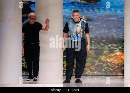MAILAND, ITALIEN - 20. JUNI 2026: Domenico Dolce und Stefano Gabbana begrüßen das Publikum am Ende der Dolce&Gabbana Herren Frühjahr/Sommer 2027 Modenschau während der Mailand Fashion Week Herrenmode am 20. Juni 2026 in Mailand. ©Foto: Cinzia Camela. Quelle: Cinzia Camela/Alamy Live News Stockfoto