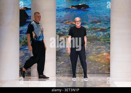 MAILAND, ITALIEN - 20. JUNI 2026: (R-L) Domenico Dolce und Stefano Gabbana begrüßen das Publikum am Ende der Dolce&Gabbana Herren Frühjahr/Sommer 2027 Fashion Show während der Mailand Fashion Week Herrenmode am 20. Juni 2026 in Mailand. ©Foto: Cinzia Camela. Quelle: Cinzia Camela/Alamy Live News Stockfoto