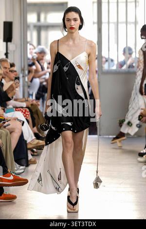 Mailand, Italien. Juni 2026. SETCHU Frühjahr/Sommer 2027 Laufsteg während der Milan Fashion Week Herrenmode am 2026. Juni - Mailand, Italien 20/06/2026 Credit: dpa/Alamy Live News Stockfoto