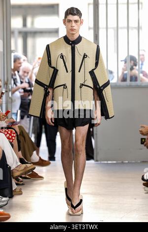 Mailand, Italien. Juni 2026. SETCHU Frühjahr/Sommer 2027 Laufsteg während der Milan Fashion Week Herrenmode am 2026. Juni - Mailand, Italien 20/06/2026 Credit: dpa/Alamy Live News Stockfoto