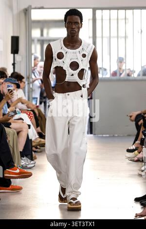 Mailand, Italien. Juni 2026. SETCHU Frühjahr/Sommer 2027 Laufsteg während der Milan Fashion Week Herrenmode am 2026. Juni - Mailand, Italien 20/06/2026 Credit: dpa/Alamy Live News Stockfoto