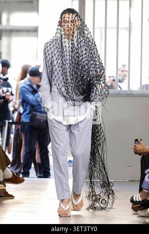 Mailand, Italien. Juni 2026. SETCHU Frühjahr/Sommer 2027 Laufsteg während der Milan Fashion Week Herrenmode am 2026. Juni - Mailand, Italien 20/06/2026 Credit: dpa/Alamy Live News Stockfoto