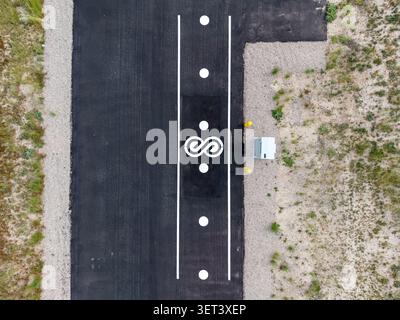 Salt Lake City, Utah, USA - 7. Mai 2026: Luftaufnahme eines Elektrofahrzeugs. Stockfoto